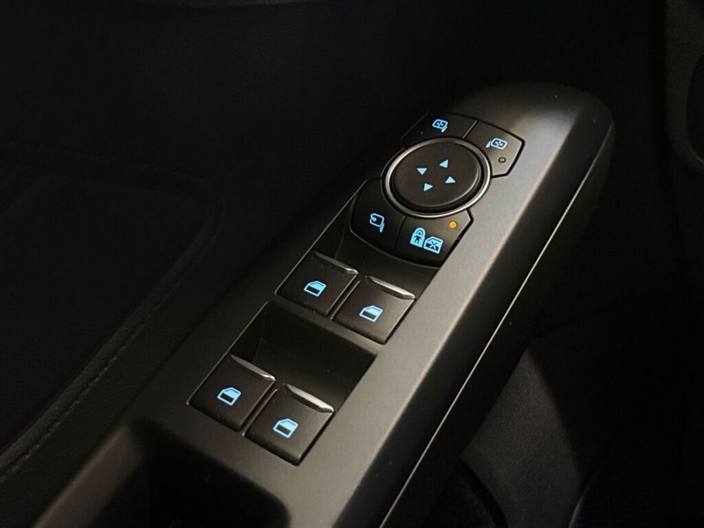 Ford Focus 2021 Musta