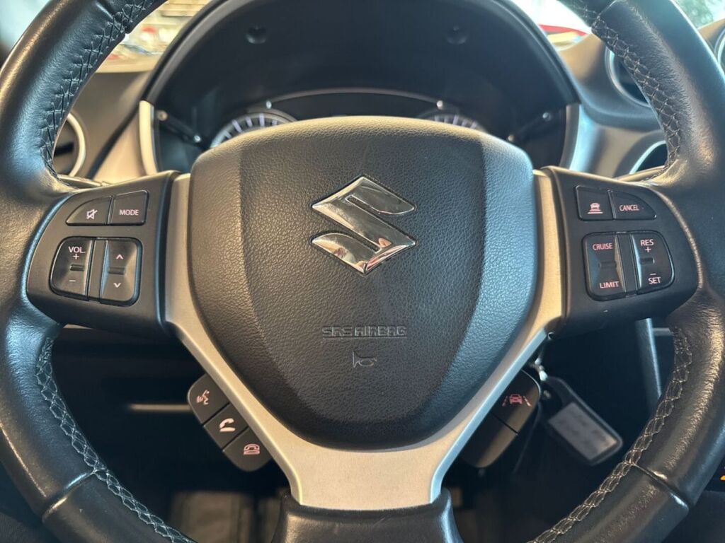 Suzuki Vitara 2021 Punainen