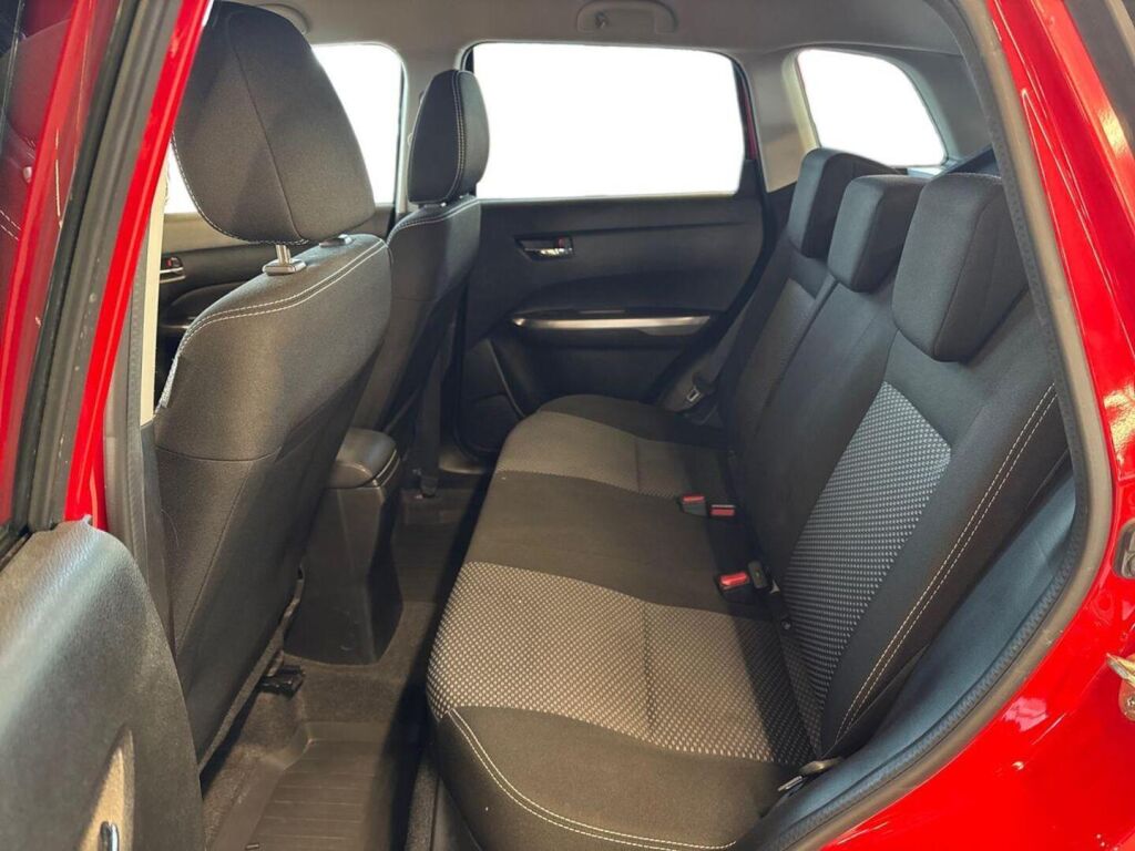 Suzuki Vitara 2021 Punainen