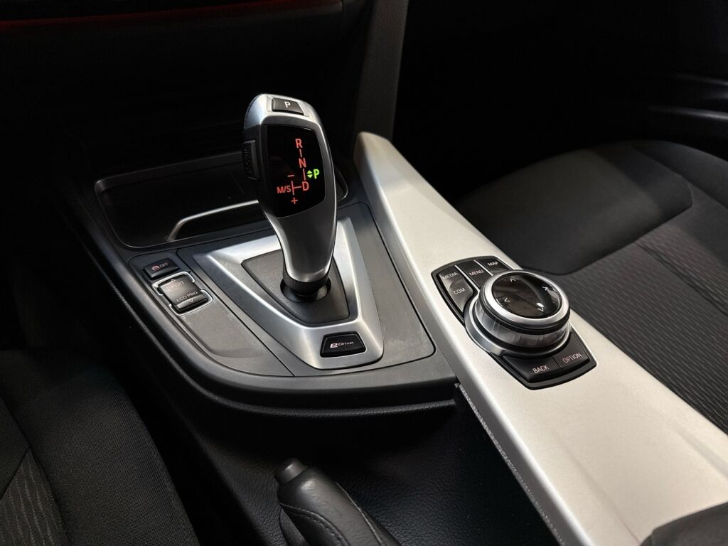 BMW 330 2017 Metalli hopea