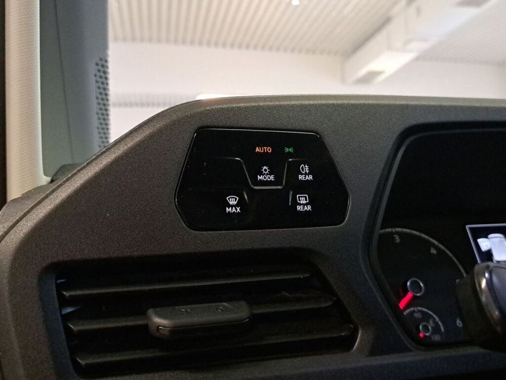 Volkswagen Caddy 2022 Musta