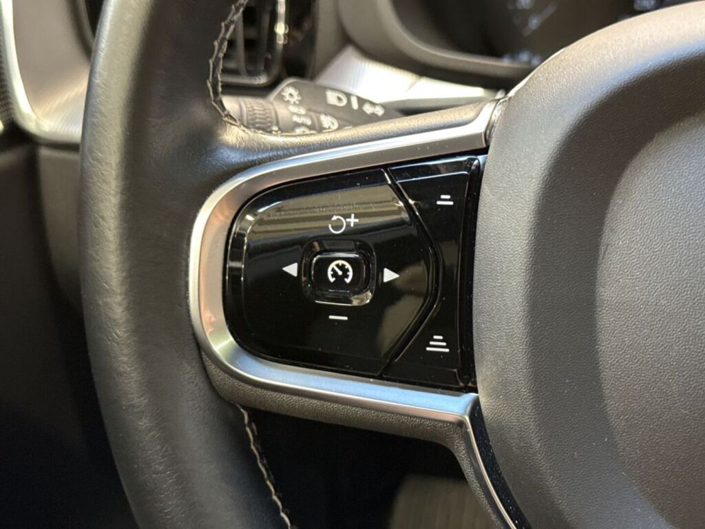 Volvo XC60 2021 Valkoinen