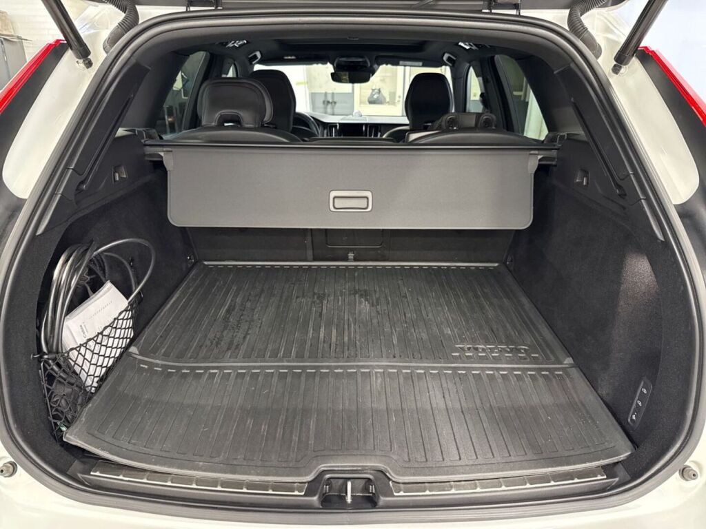 Volvo XC60 2021 Valkoinen