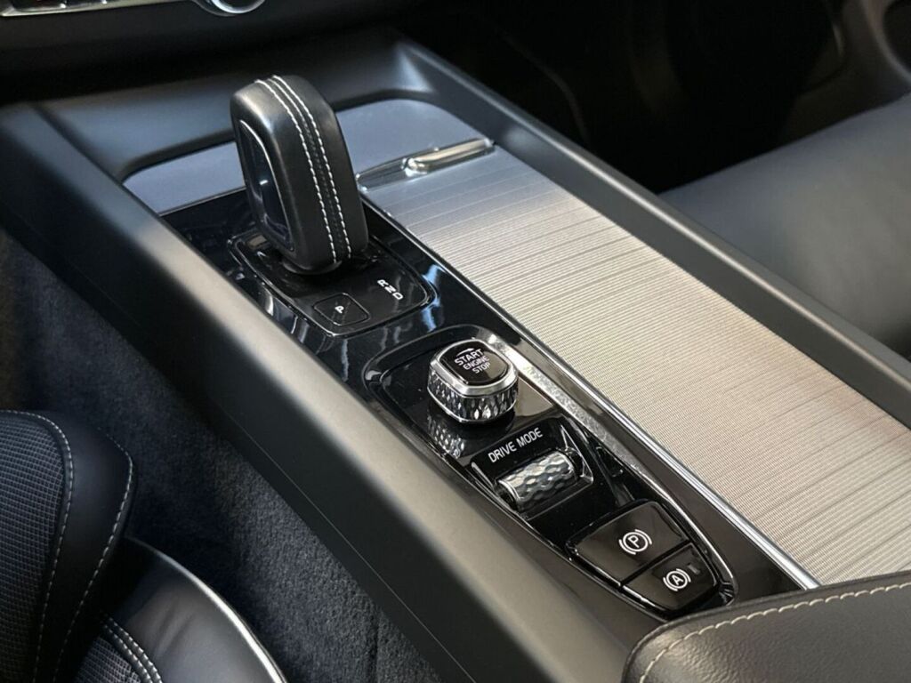 Volvo XC60 2021 Valkoinen