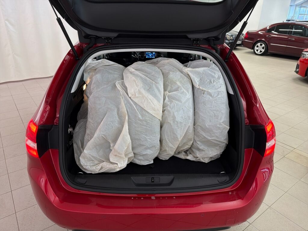 Peugeot 308 2021 Punainen