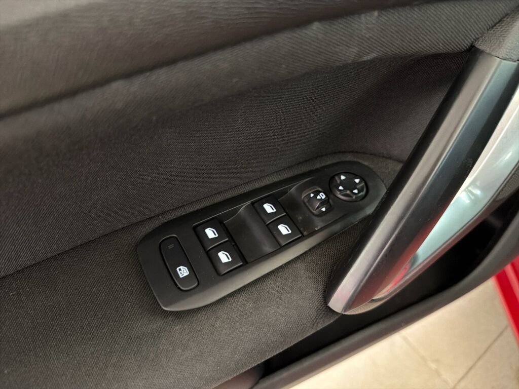 Peugeot 308 2021 Punainen