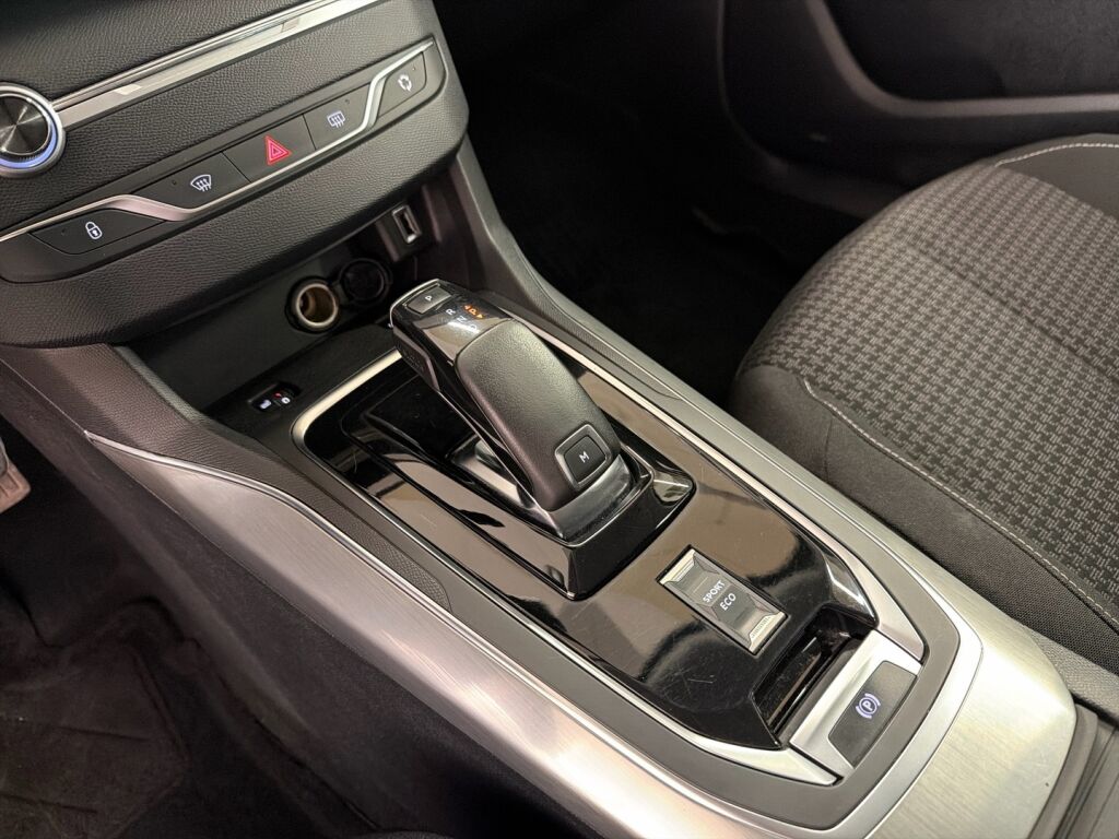 Peugeot 308 2021 Punainen