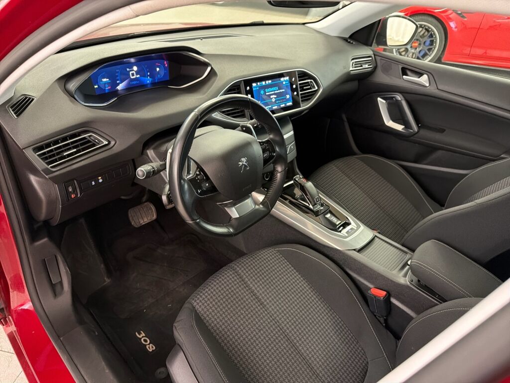 Peugeot 308 2021 Punainen