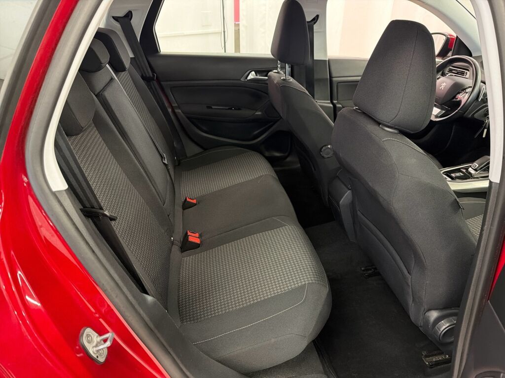 Peugeot 308 2021 Punainen