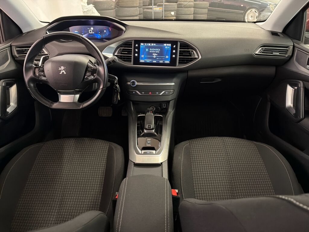 Peugeot 308 2021 Punainen