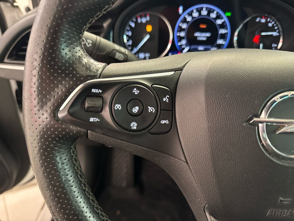 Opel Insignia 2021 Valkoinen