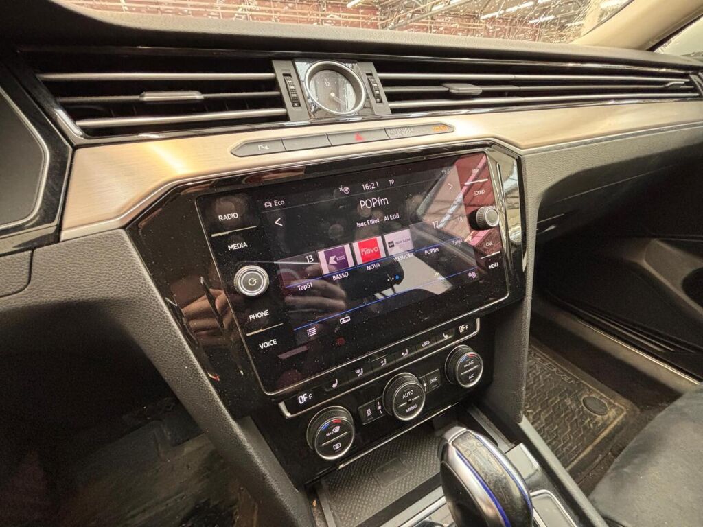 Volkswagen Passat 2018 Valkoinen