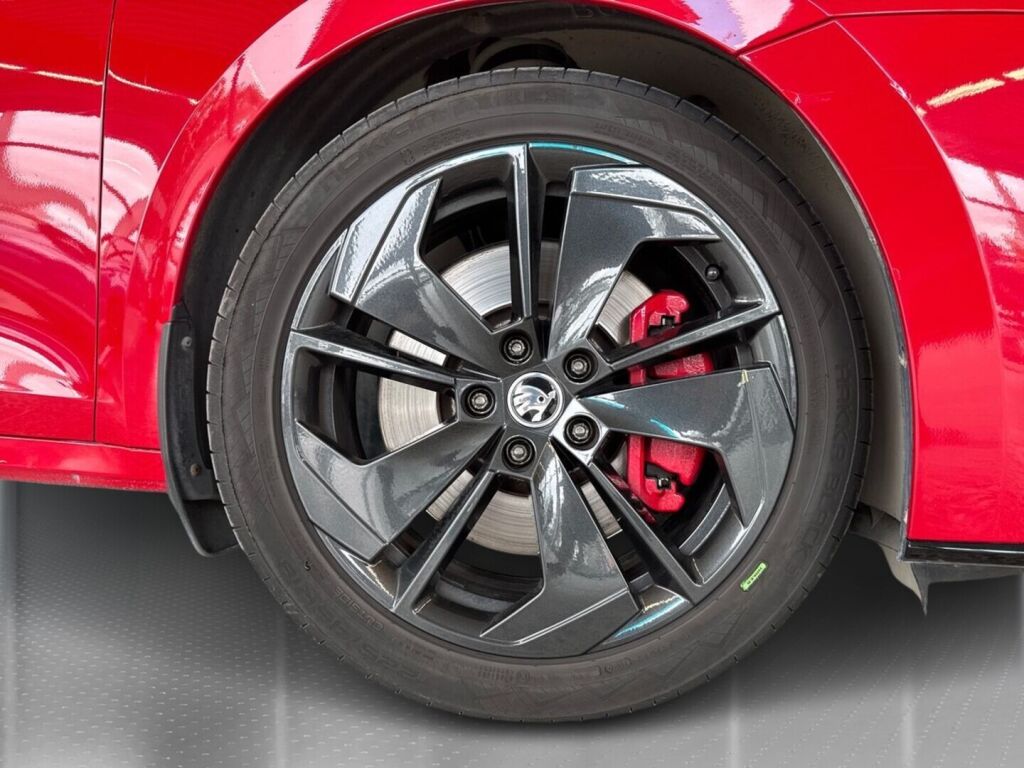 Skoda Octavia 2021 Punainen