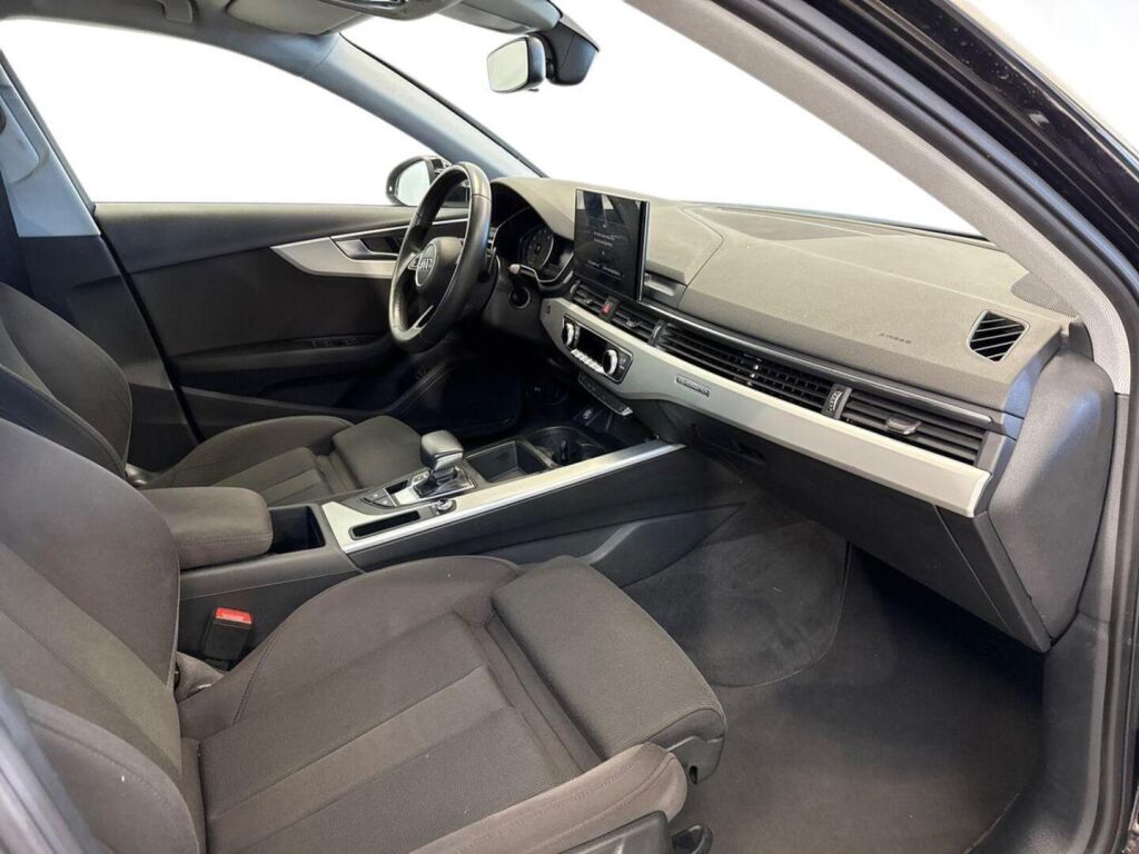 Audi A4 2021 Musta