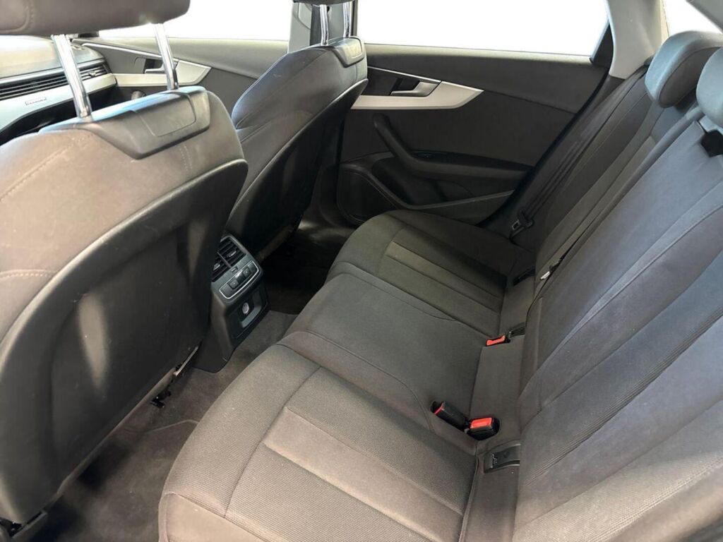 Audi A4 2021 Musta