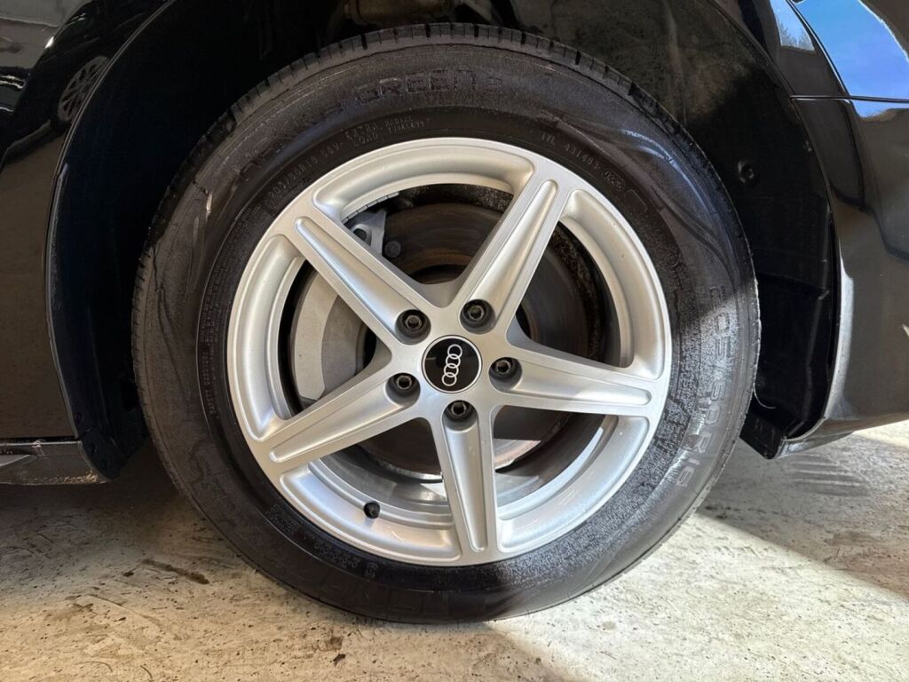 Audi A4 2021 Musta