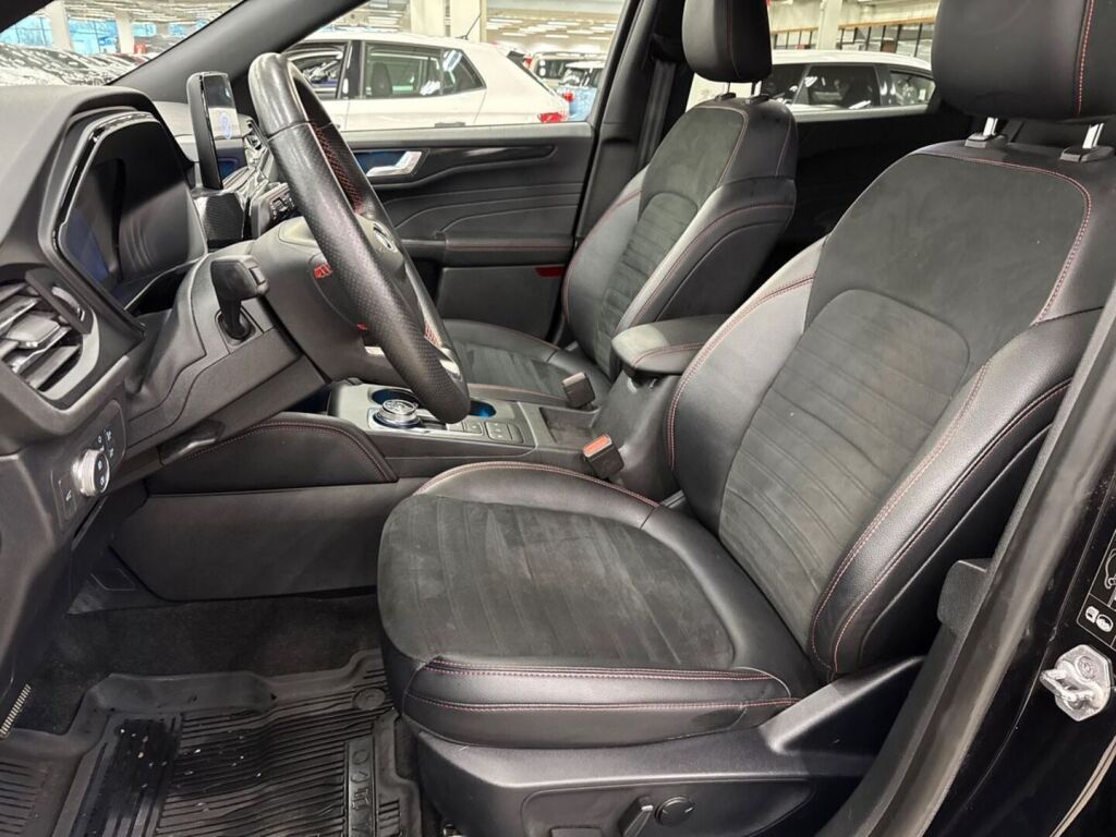 Ford Kuga 2021 Musta