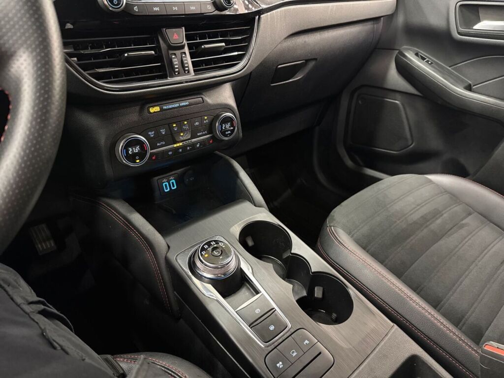 Ford Kuga 2021 Musta