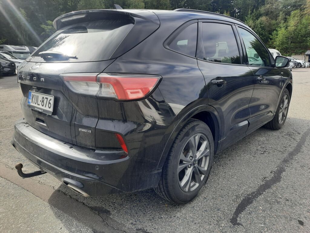 Ford Kuga 2021 Musta