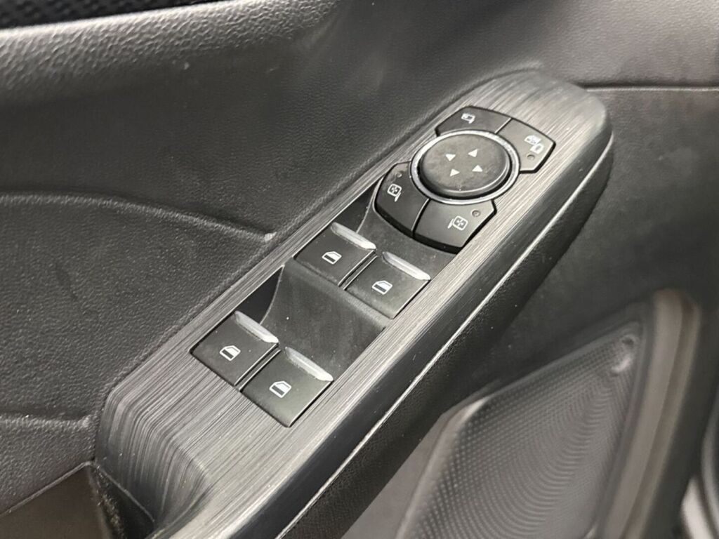 Ford Kuga 2021 Musta