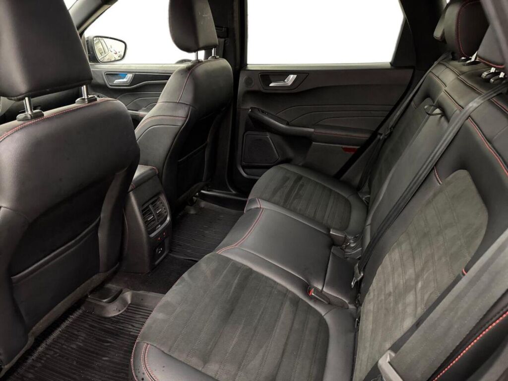 Ford Kuga 2021 Musta