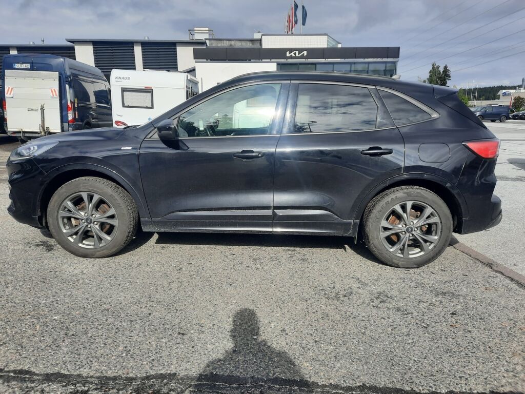 Ford Kuga 2021 Musta