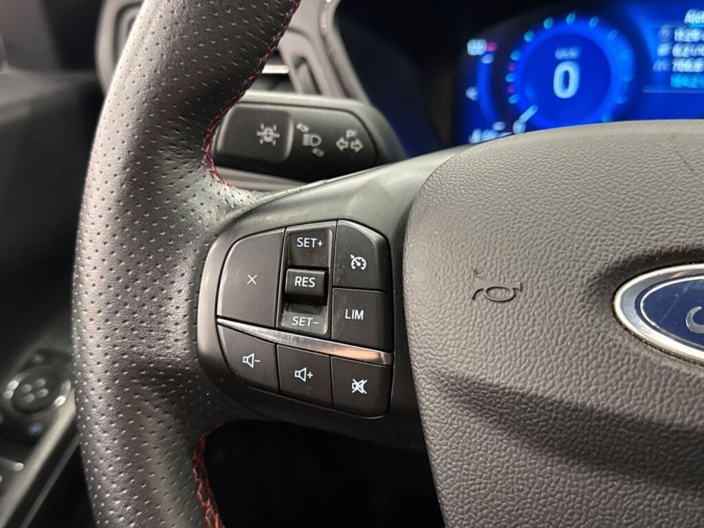 Ford Kuga 2021 Musta