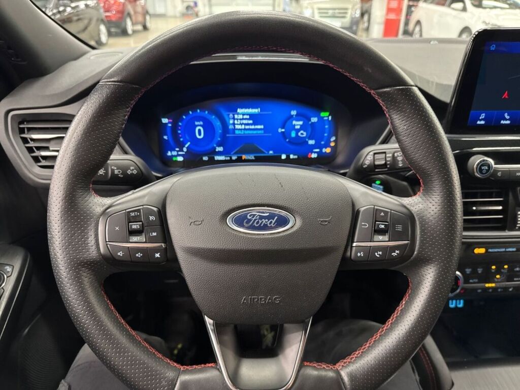 Ford Kuga 2021 Musta