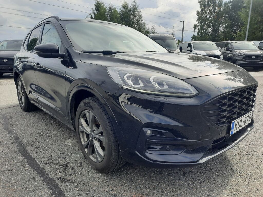 Ford Kuga 2021 Musta