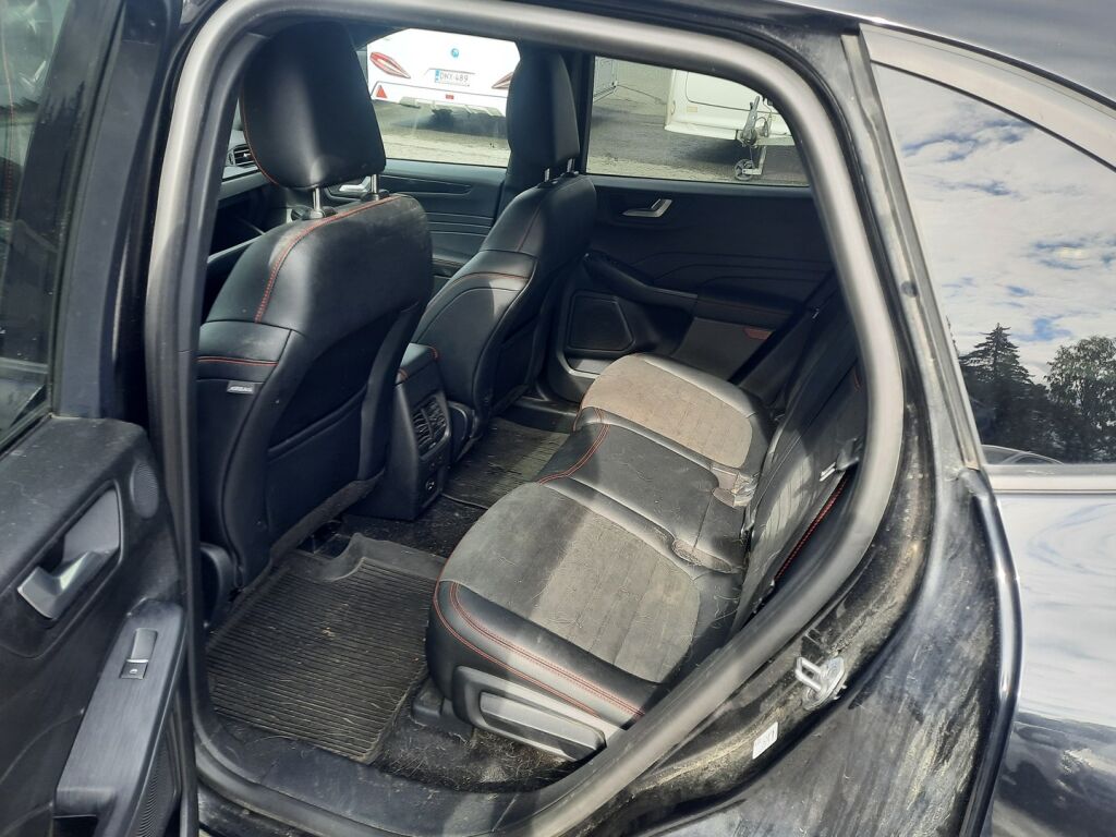 Ford Kuga 2021 Musta