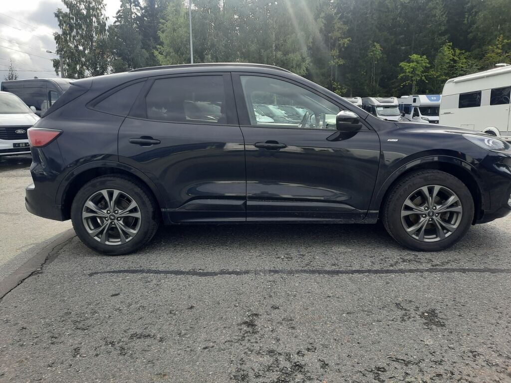 Ford Kuga 2021 Musta