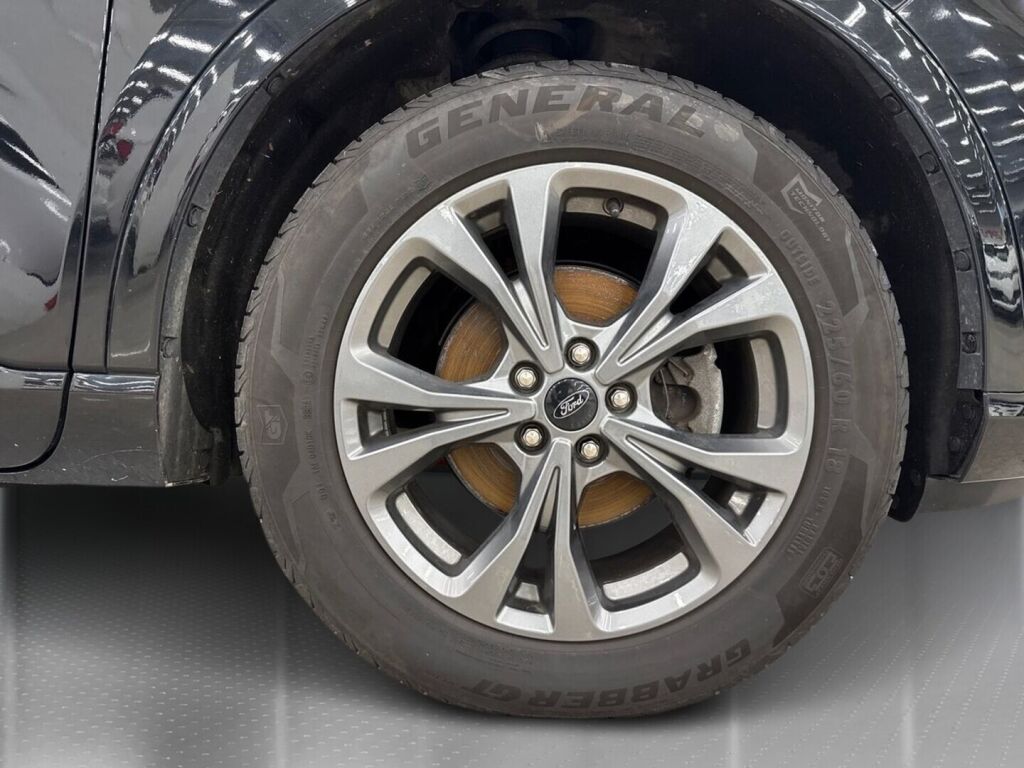 Ford Kuga 2021 Musta