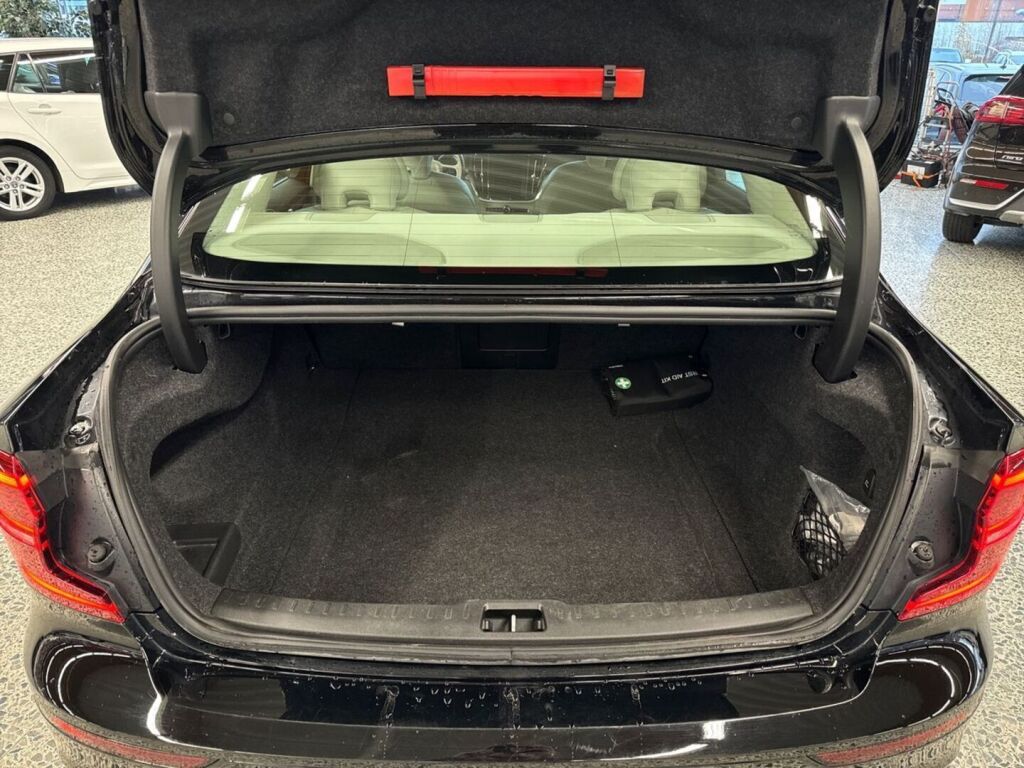 Volvo S60 2021 Musta