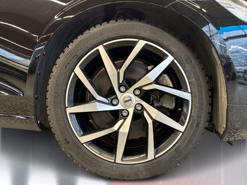 Volvo S60 2021 Musta