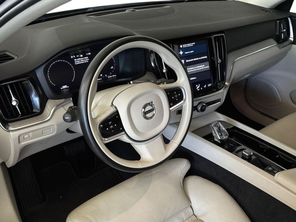 Volvo S60 2021 Musta