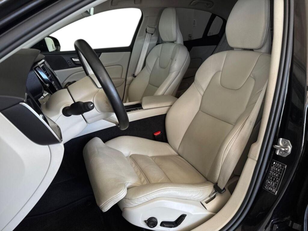 Volvo S60 2021 Musta