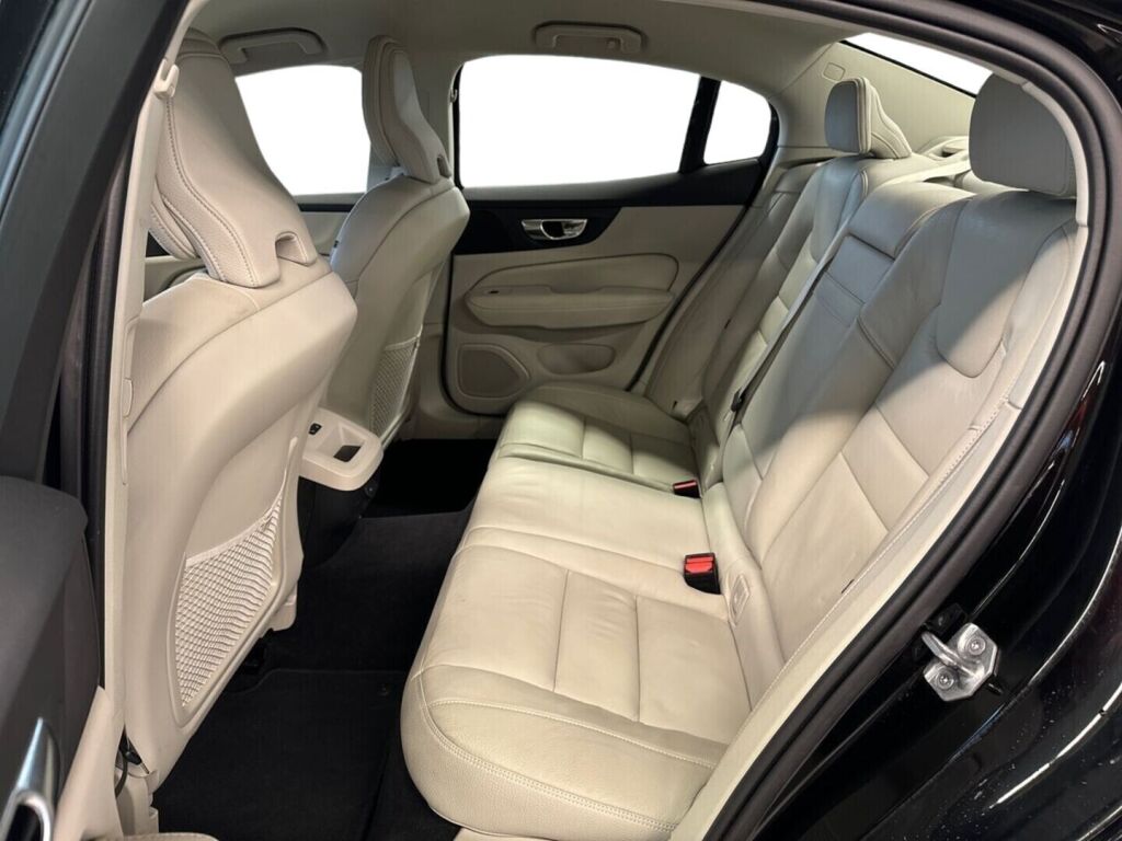 Volvo S60 2021 Musta