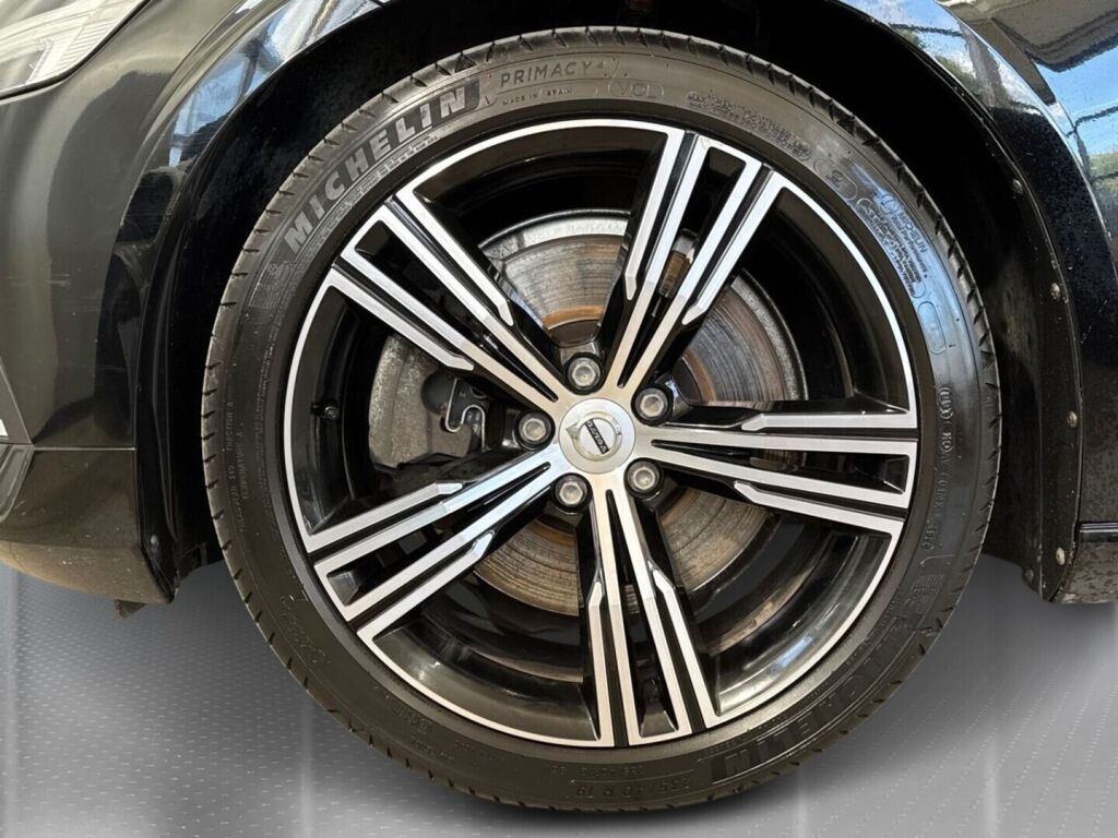 Volvo S60 2021 Musta
