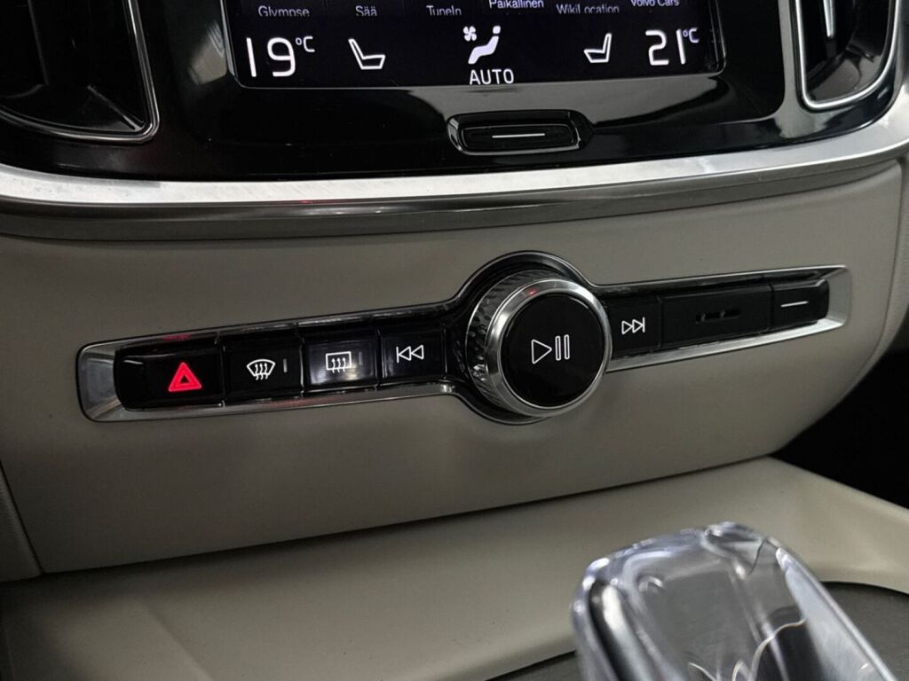 Volvo S60 2021 Musta