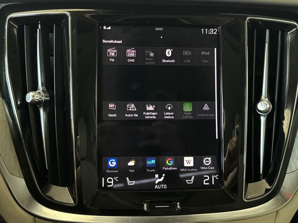 Volvo S60 2021 Musta