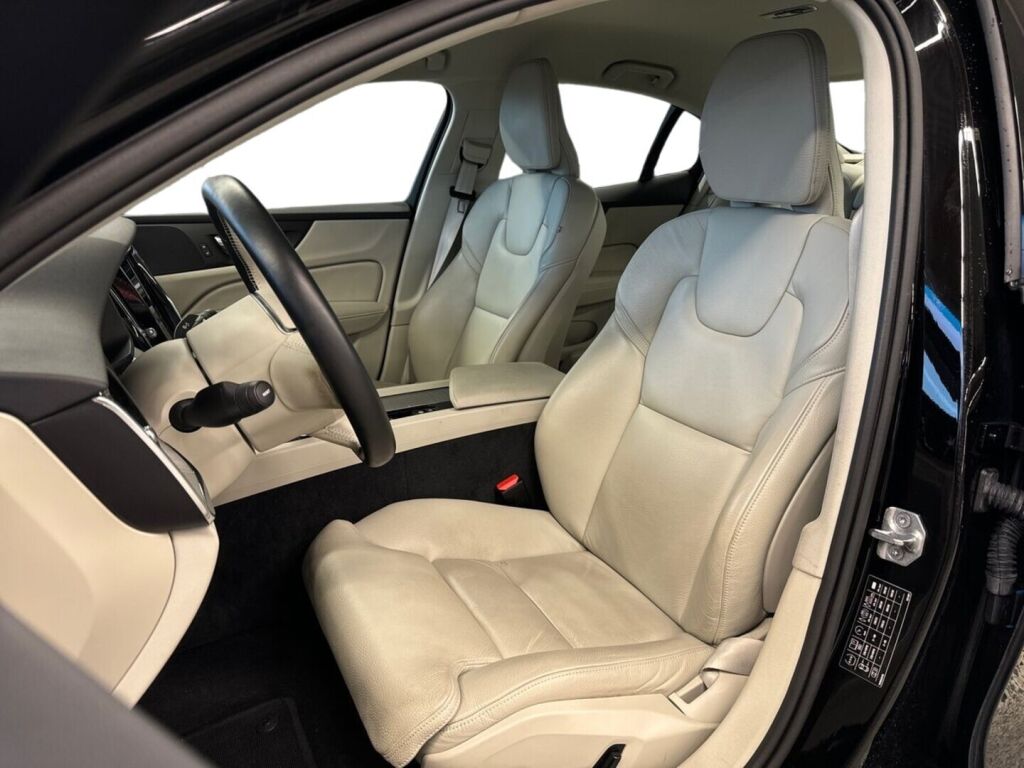 Volvo S60 2021 Musta