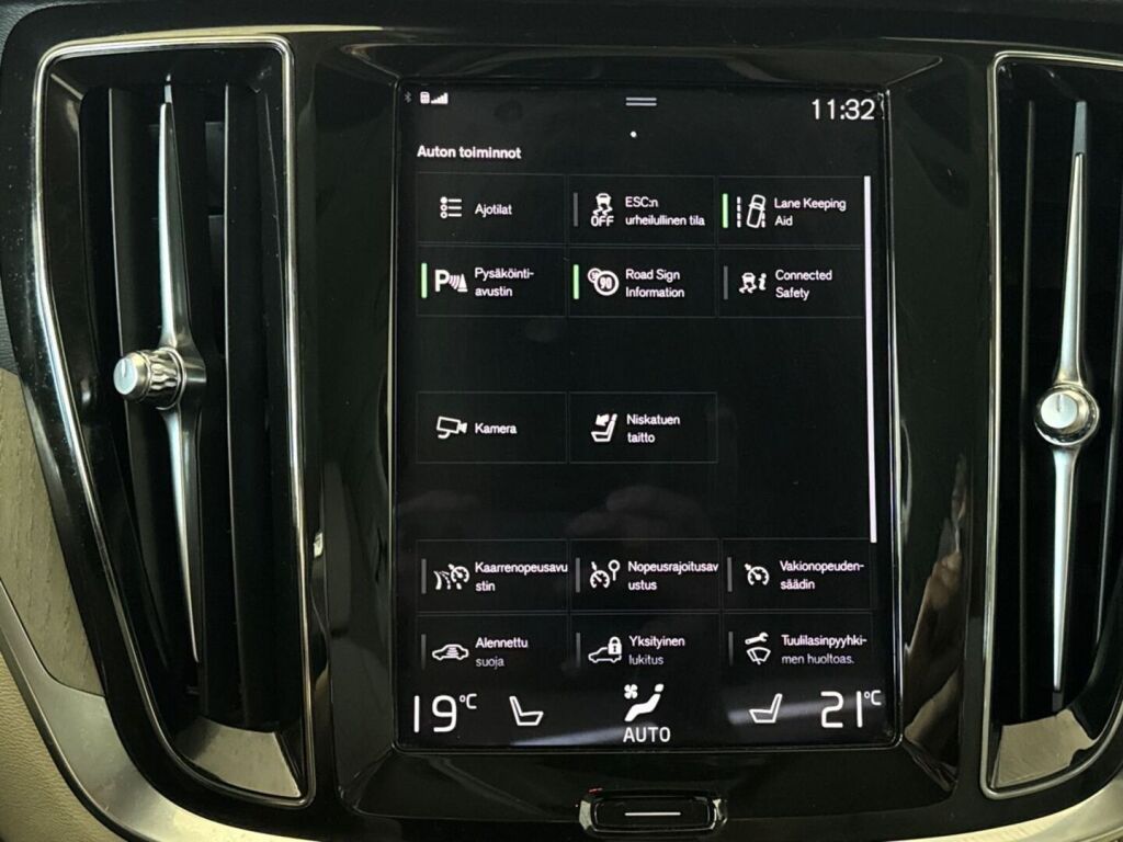 Volvo S60 2021 Musta