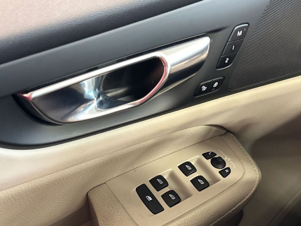Volvo S60 2021 Musta