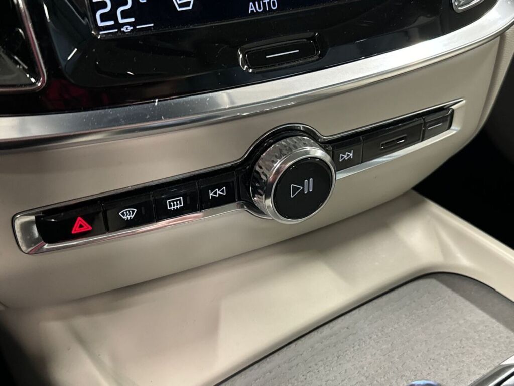 Volvo S60 2021 Musta