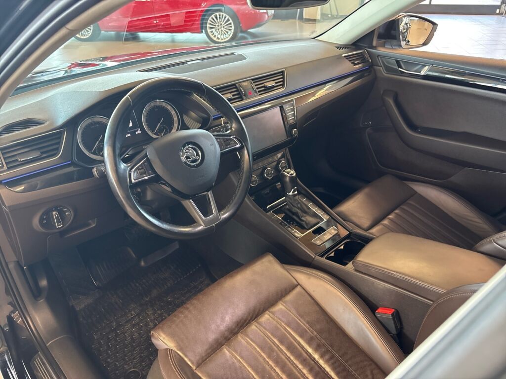 Skoda Superb 2016 Musta