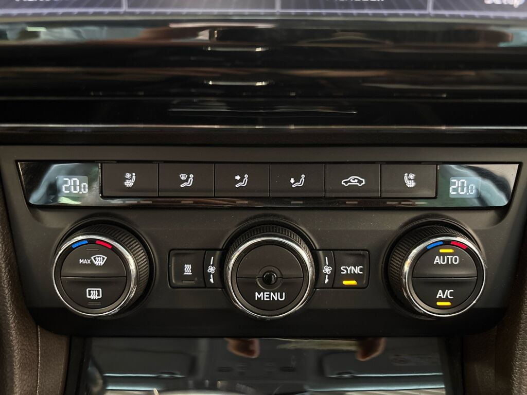 Skoda Superb 2016 Musta