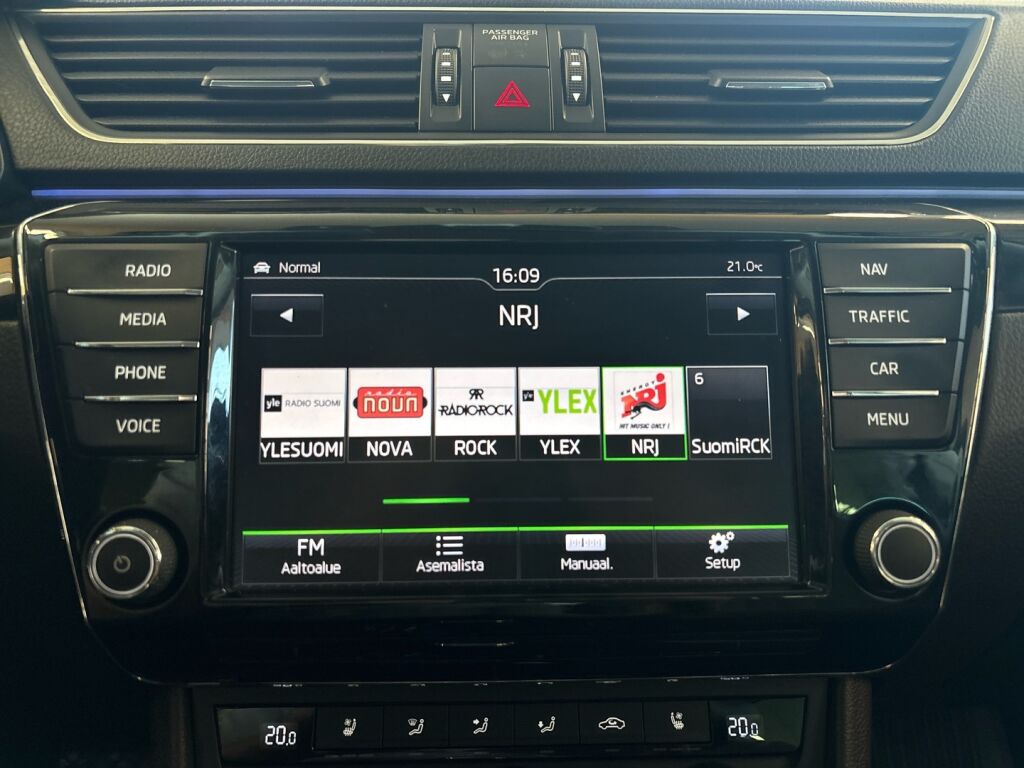 Skoda Superb 2016 Musta