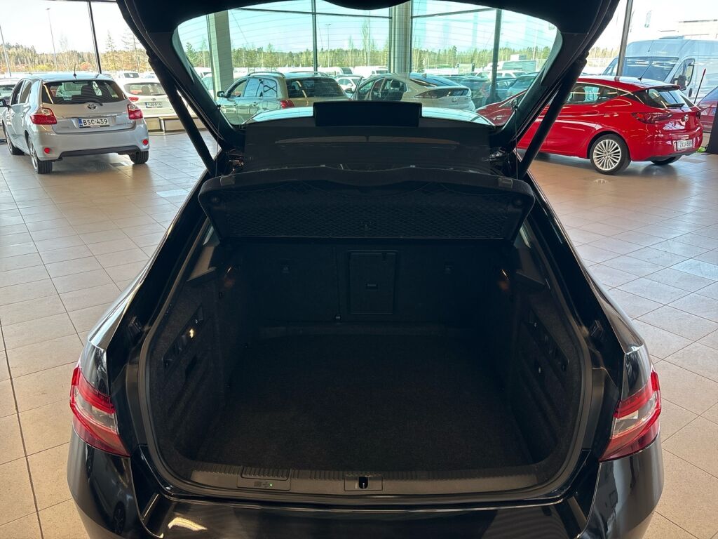 Skoda Superb 2016 Musta