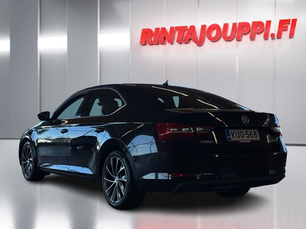 Skoda Superb 2016 Musta