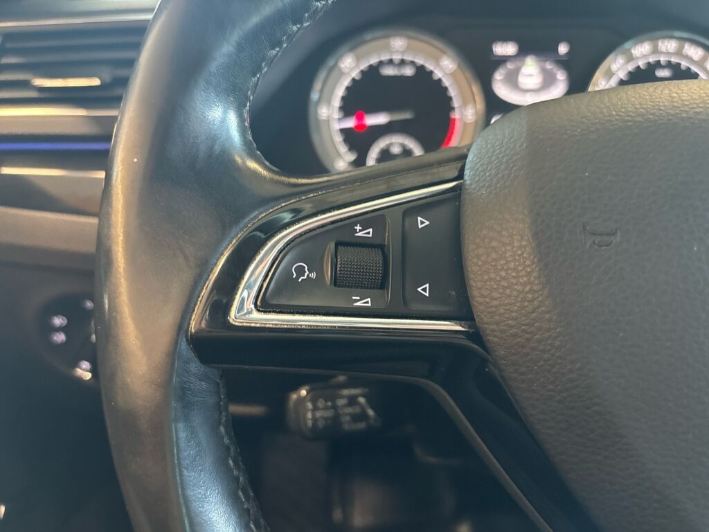 Skoda Superb 2016 Musta